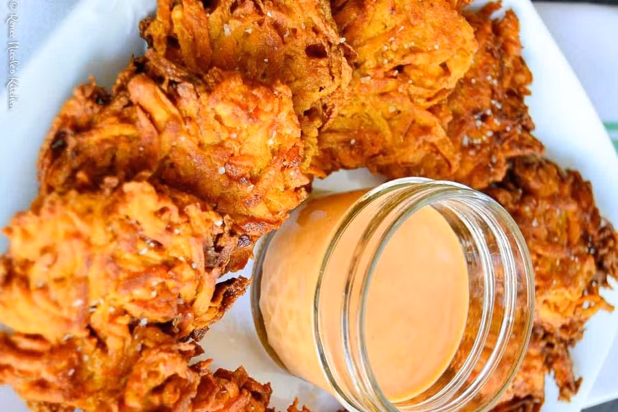 Trời mưa làm bánh khoai nóng hổi vừa thổi vừa ăn ngon tuyệt