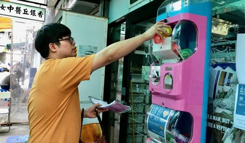 Ben Tang để những "quả bóng tình yêu" vào trong chiếc máy bántự động. Ben Tang để những quả bóng tình yêu vào trong chiếc máy tự động.