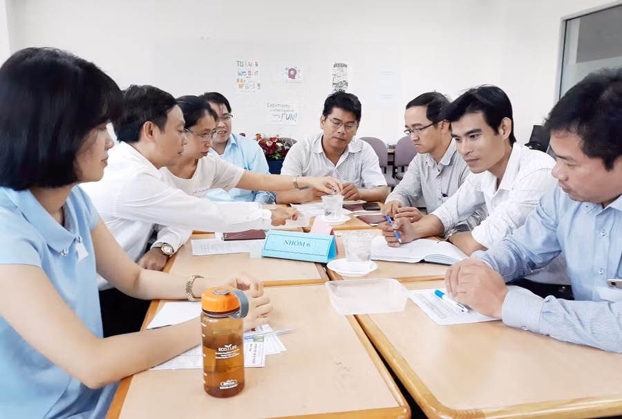 Các giáo viên phổ thông của Đà Nẵng và Quảng Nam tham gia khóa tập huấn “Phát triển chương trình giảng dạy STEM cho học sinh THPT”