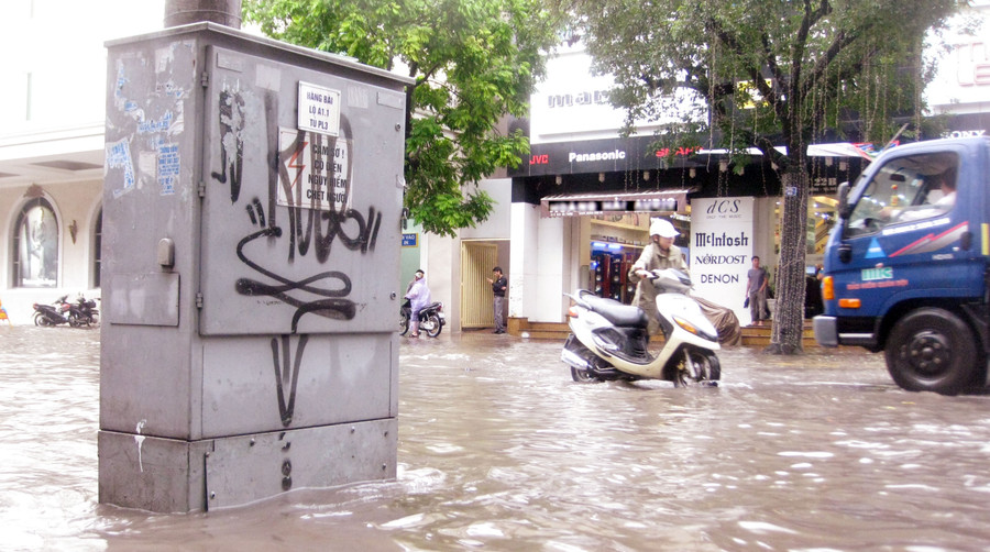 Tủ điện hạ ngầm là mỗi lo cực lớn của người dân trên các tuyến đường ngập Tủ điện hạ ngầm là mỗi lo cực lớn của người dân trên các tuyến đường ngập