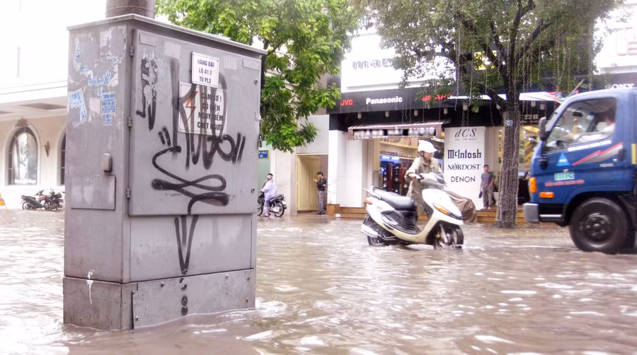 Tủ điện hạ ngầm là mỗi lo cực lớn của người dân trên các tuyến đường ngập