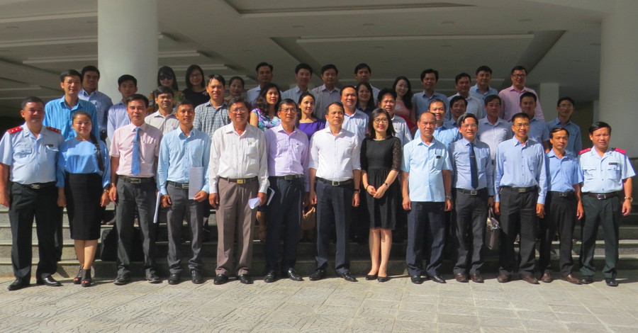 Các đại biểu chụp ảnh lưu niệm cùng với các học viên vừa được cấp thẻ CTV thanh tra giáo dục