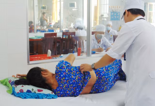 Một nạn nhân bị ong vò vẽ đốt đang được điều trị tại bệnh viện Bạc Liêu.