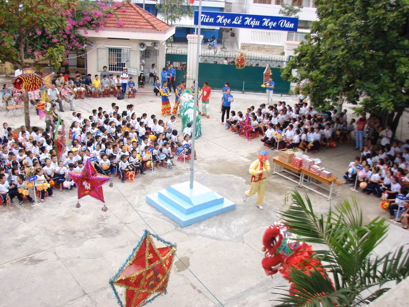 Cơ sở vật chất các trường tiểu học ngày một khang trang hơn.