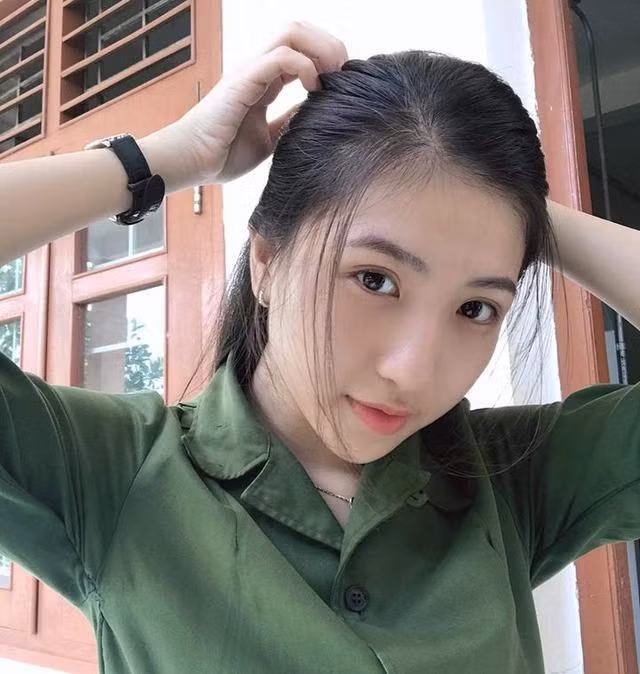 Nữ sinh Y dược Cần Thơ trong trang phục áo lính gây thương nhớ