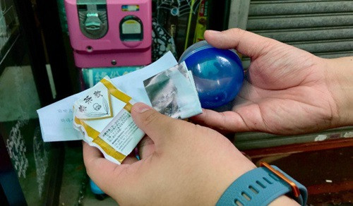 Bên trong quả bóng nhựa có chứa những thông tin về một người bất kỳ. Bên trong quả bóng nhựa có chứa những thông tin về một người bất kỳ.