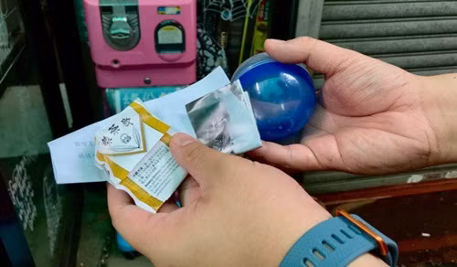 Bên trong quả bóng nhựa có chứa những thông tin về một người bất kỳ.