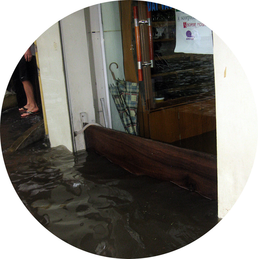 Đập bằng tấm gỗ được dựng lên Đập bằng tấm gỗ được dựng lên