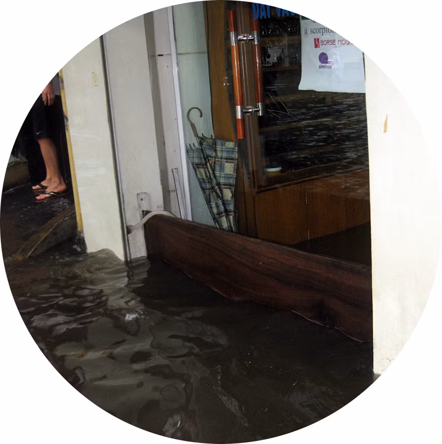 Đập bằng tấm gỗ được dựng lên