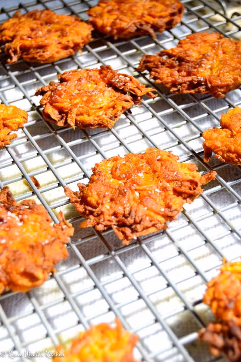 Trời mưa làm bánh khoai nóng hổi vừa thổi vừa ăn ngon tuyệt ảnh 4