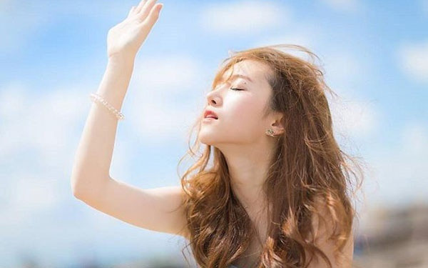 Xuất hiện viên uống giúp chống nắng khiến chị em thắc mắc, bác sĩ da liễu nói gì? ảnh 1 “Thần thánh” phương pháp hóa học chị em cẩn trọng hỏng da