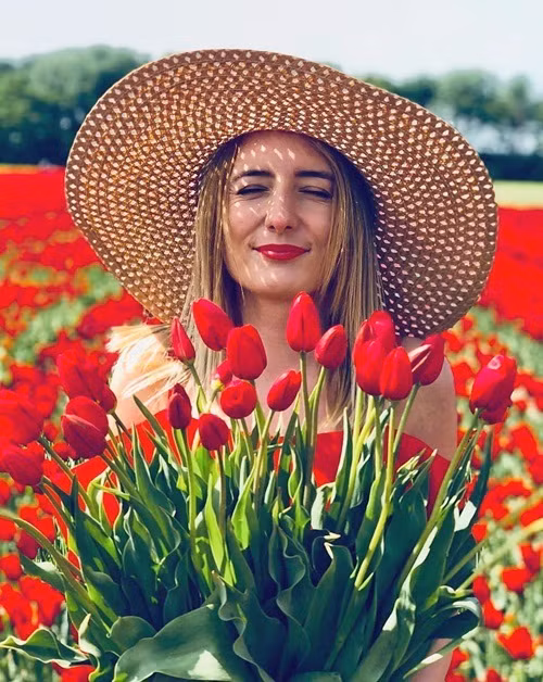 Chụp ảnh cưới giữa cánh đồng hoa tulip