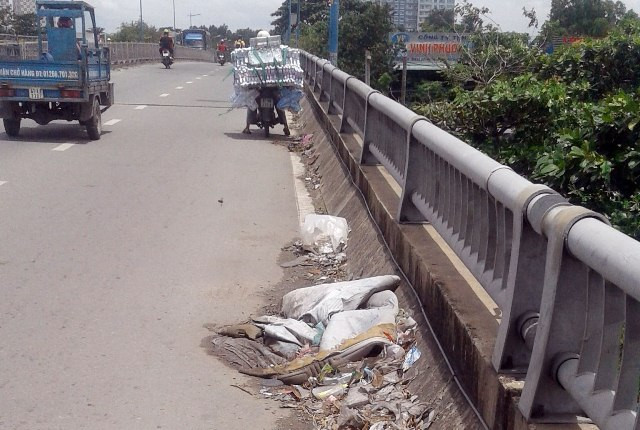 Rác bị xả trộm trên cầu (ảnh chụp ngày 11/8/2018) Rác bị xả trộm trên cầu (ảnh chụp ngày 11/8/2018)