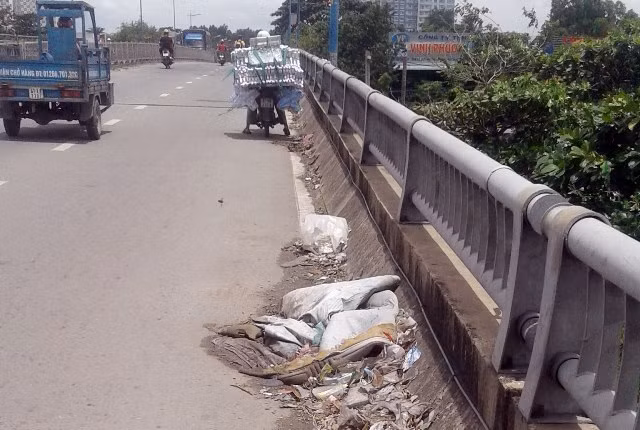 Rác bị xả trộm trên cầu (ảnh chụp ngày 11/8/2018)