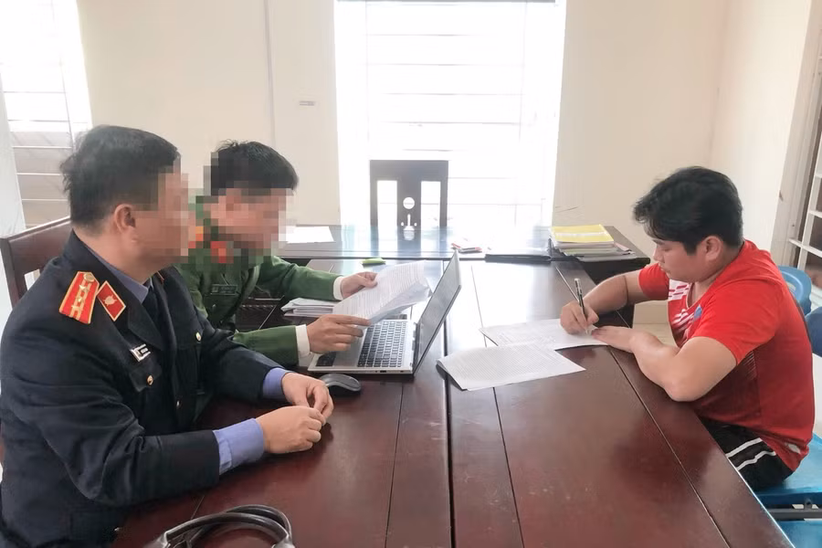 Cơ quan chức năng lấy lời khai Nguyễn Thành Nam. (Ảnh: VKSND Nghệ An)