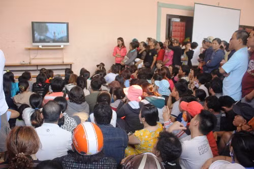 Rất đông người dân đứng xem phiên xét xử ở ngoài.