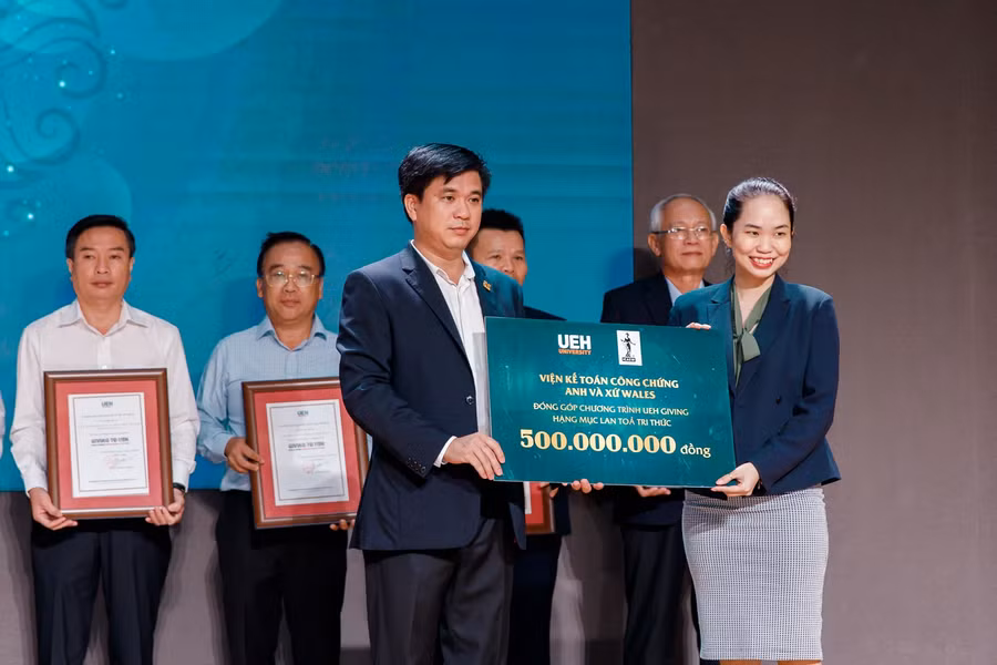 Đại diện UEH nhận sự đồng hành từ doanh nghiệp