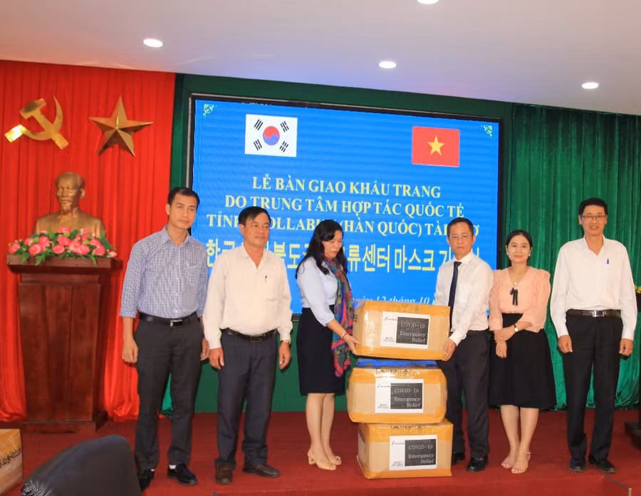 Bàn giao khẩu trang cho các đơn vị