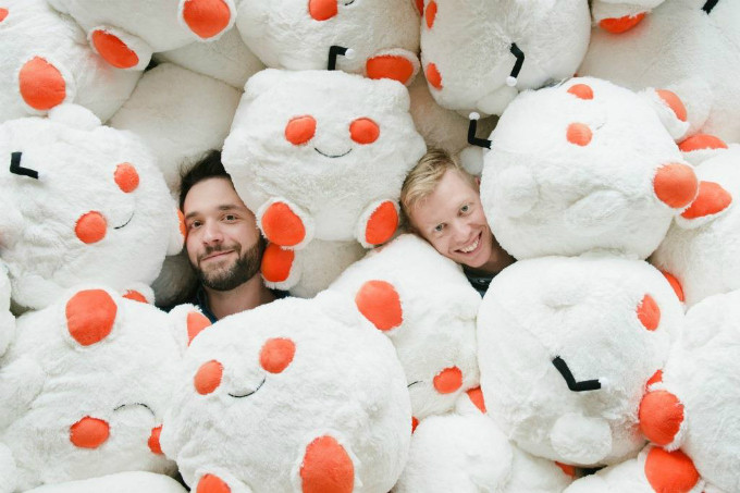 Alexis Ohanian (trái) và Steve Huffman đồng sáng lập Reddit năm 22 tuổi. Ảnh:Reddit. Alexis Ohanian (trái) và Steve Huffman đồng sáng lậpReddit năm 22 tuổi. Ảnh: Reddit.