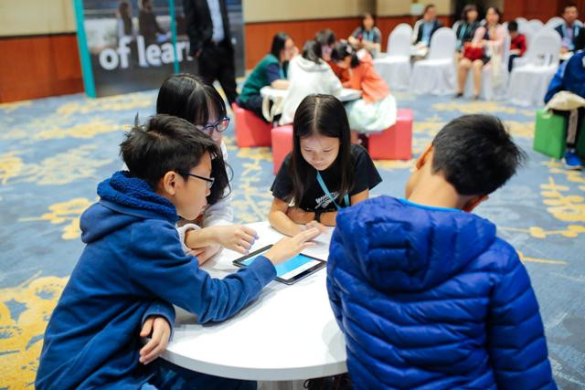 Thiết bị học hiện đại giúp giáo viên dễ theo dõi hiệu quả học tập của các bạn. Thiết bị học hiện đại giúp giáo viên dễ theo dõi hiệu quả học tập của các bạn.