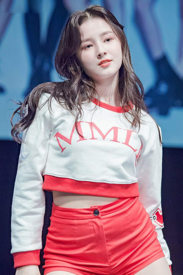 Loạt áo phông màu sắc của "Bông hồng lai" xứ Hàn ảnh 4 Loạt áo phông màu sắc của