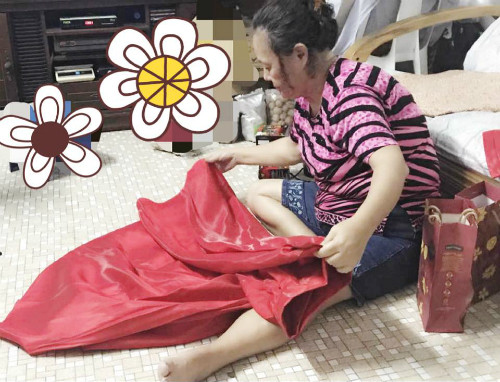 Mẹ chồng Hà mất 2 ngày tháo váy cưới và may lại bằng tay cho con dâu. Ảnh:NVCC. Mẹ chồng Malaysia từ bỏ con trai hoàn toàn để con một lòng với vợ - 1