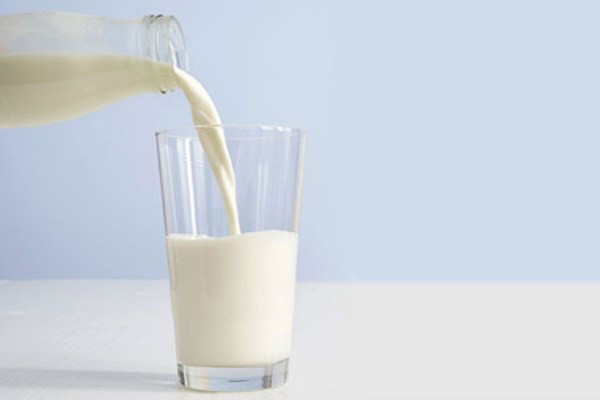 Một cách đơn giản hơn là dùng sữa tươi không đường để lạnh thoa lên da.