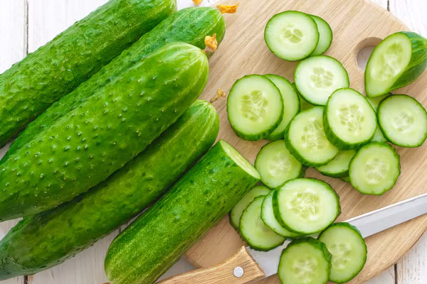 Thái lát dưa chuột, đắp lên vùng da bị cháy nắng để làm dịu và tăng độ dưỡng ẩm cho da.