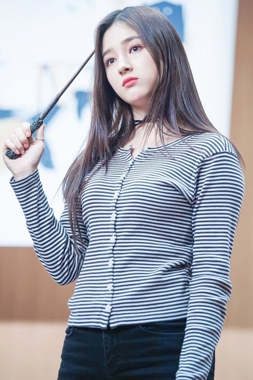 Loạt áo phông màu sắc của "Bông hồng lai" xứ Hàn ảnh 15 Loạt áo phông màu sắc của