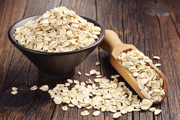 Nếu bạn bị cháy da trên diện rộng hoặc khắp cả cơ thể, hãy chuẩn bị một bồn nước ấm vừa phải, hòa tan bột yến mạch vào và ngâm mình trong bồn tắm 20 phút. Bột yến mạch sẽ nhanh chóng làm dịu cơn bỏng rát và giữ ẩm cho da hiệu quả.