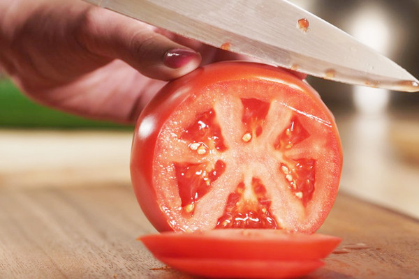 Cũng như dưa chuột, cà chua thái lát đắp lên da giúp giảm sưng, ngứa do cháy nắng.