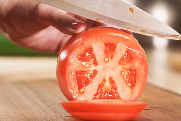 Cũng như dưa chuột, cà chua thái lát đắp lên da giúp giảm sưng, ngứa do cháy nắng.