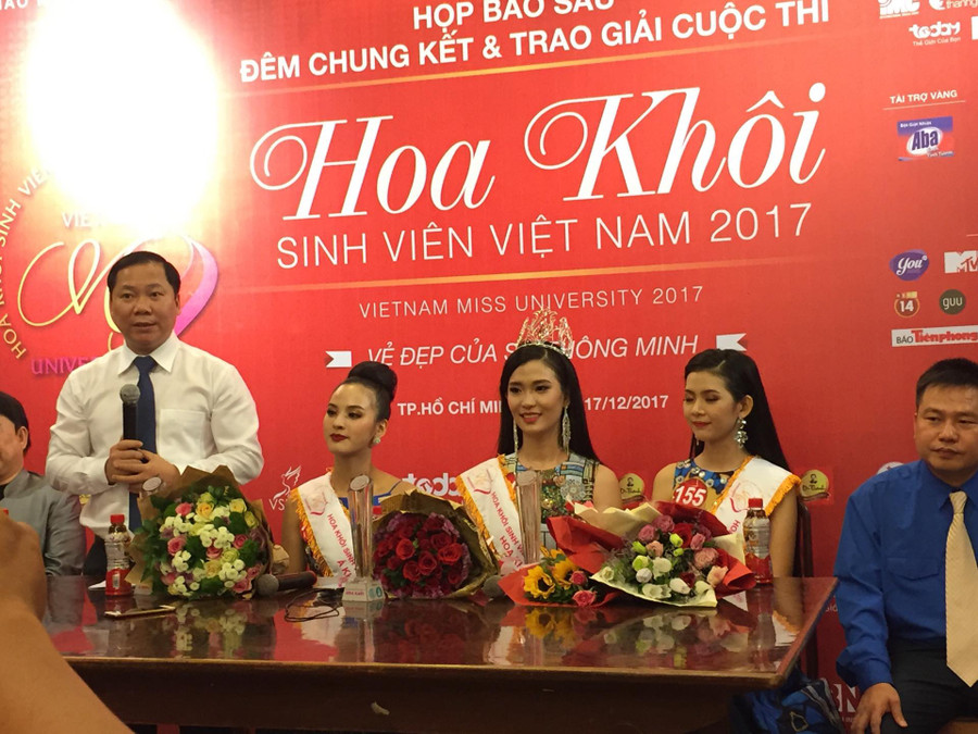 Ba nữ sinh họp báo với Ban tổ chức sau khi đăng quang cuộc thi Ba nữ sinh họp báo với Ban tổ chức sau khi đăng quang cuộc thi