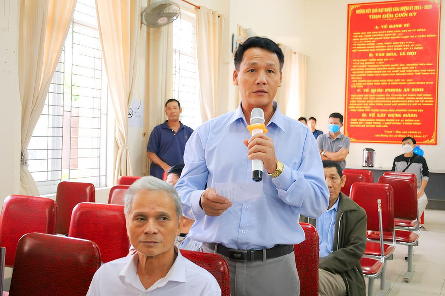 Người dân xã Hưng Tây phát biểu ý kiến. Người dân xã Hưng Tây phát biểu ý kiến.