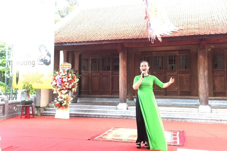 Giao lưu Thơ - Nhạc về Hồ Xuân Hương tại nhà thờ họ Hồ. Ảnh: Ngọc Mai. Giao lưu Thơ - Nhạc về Hồ Xuân Hương tại nhà thờ họ Hồ. Ảnh: Ngọc Mai.