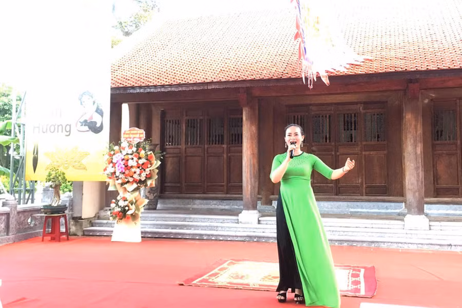 Giao lưu Thơ - Nhạc về Hồ Xuân Hương tại nhà thờ họ Hồ. Ảnh: Ngọc Mai.