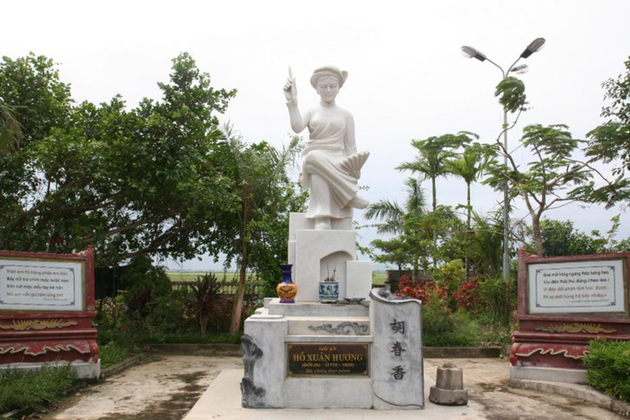 Tượng Hồ Xuân Hương trong khuôn viên nhà thờ họ Hồ ở xã Quỳnh Đôi, huyện Quỳnh Lưu. Tượng Hồ Xuân Hương trong khuôn viên nhà thờ họ Hồ ở xã Quỳnh Đôi, huyện Quỳnh Lưu.