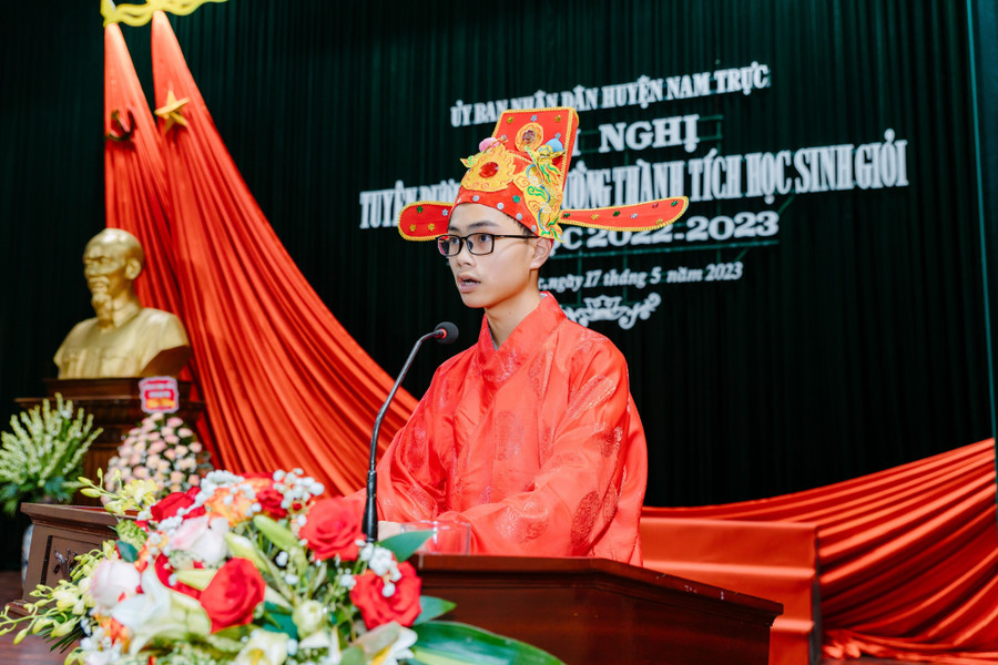 Em Trịnh Vũ Minh Hoàng đến từ lớp 9A, Trường THCS Nguyễn Hiền là 1 trong hai học sinh đạt giải "Trạng nguyên Nguyễn Hiền" năm học 2022-2023 phát biểu tại buổi lễ. Em Trịnh Vũ Minh Hoàng đến từ lớp 9A, Trường THCS Nguyễn Hiền là 1 trong hai học sinh đạt giải "Trạng nguyên Nguyễn Hiền" năm học 2022-2023 phát biểu tại buổi lễ.
