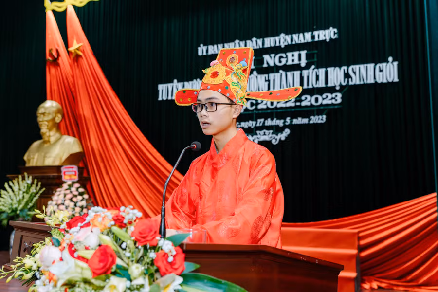 Em Trịnh Vũ Minh Hoàng đến từ lớp 9A, Trường THCS Nguyễn Hiền là 1 trong hai học sinh đạt giải "Trạng nguyên Nguyễn Hiền" năm học 2022-2023 phát biểu tại buổi lễ.
