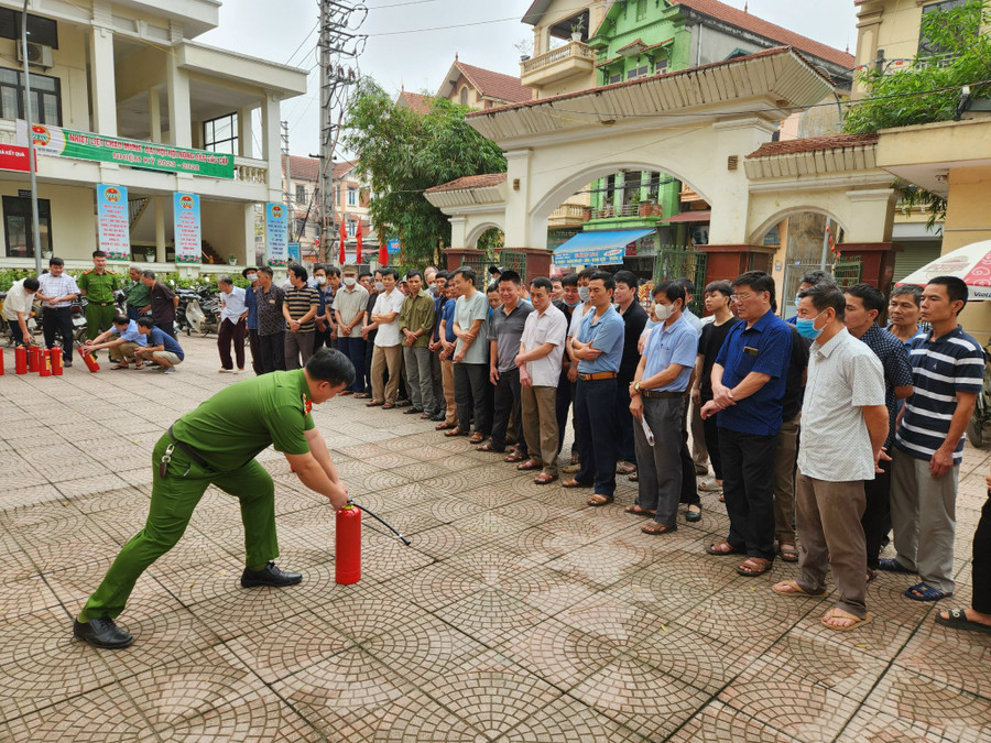 Lực lượng Công an hướng dẫn người dân cách sử dụng bình chữa cháy mini. Lực lượng Công an hướng dẫn người dân cách sử dụng bình chữa cháy mini.