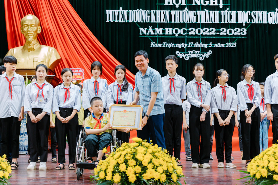 Lãnh đạo huyện Nam Trực trao thưởng cho các em đạt thành tích cao trong học tập, vượt khó học giỏi. Lãnh đạo huyện Nam Trực trao thưởng cho các em đạt thành tích cao trong học tập, vượt khó học giỏi.