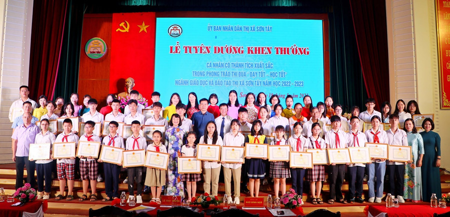 Tại chương trình, lãnh đạo Thị xã Sơn Tây đã trao thưởng cho 213 thầy cô, học sinh đạt thành tích cao trong phong trào thi đua năm học vừa qua. Tại chương trình, lãnh đạo Thị xã Sơn Tây đã trao thưởng cho 213 thầy cô, học sinh đạt thành tích cao trong phong trào thi đua năm học vừa qua.