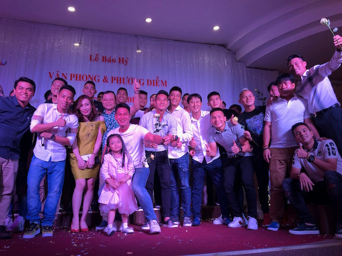 Các thành viên Sài Gòn FC độc chiếm sân khấu. Ảnh: Tuấn Thành