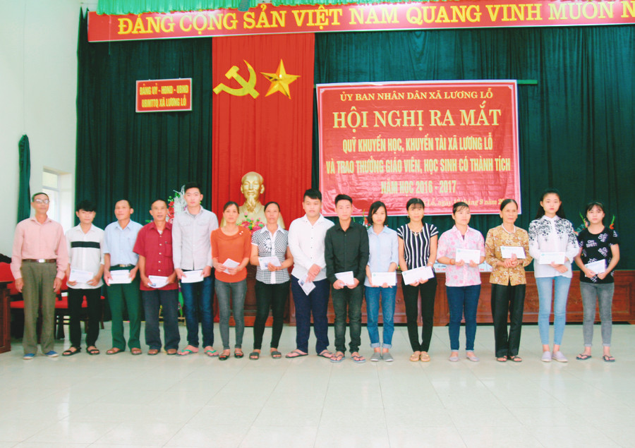 Đại diện Hội khuyến học trao thưởng cho giáo viên, học sinh đạt thành tích cao