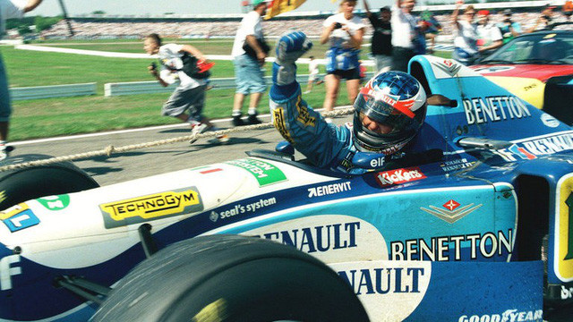 Michael Schumacher ăn mừng chiến thắng năm 1994