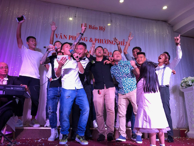 Đội trưởng Ngọc Duy, đội phó Quốc Long, chú rể Văn Phong và đồng đội phiêu trong một ca khúc. Ảnh: Tuấn Thành