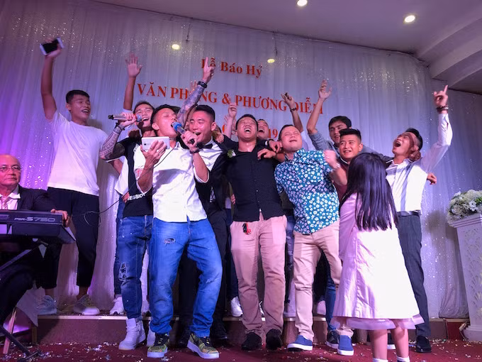 Đội trưởng Ngọc Duy, đội phó Quốc Long, chú rể Văn Phong và đồng đội phiêu trong một ca khúc. Ảnh: Tuấn Thành