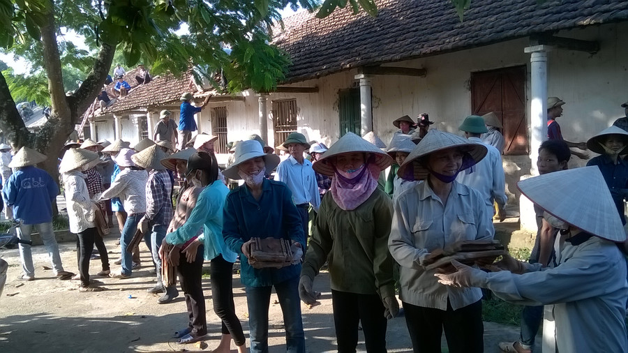 Hội viên khuyến học và hội viên phụ nữ hỗ trợ trường Tiểu học tháo dỡ lớp học để xây dựng công trình mới