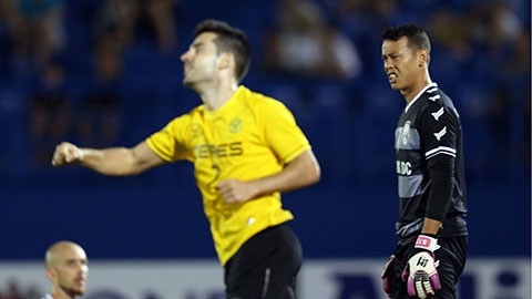 Tấn Trường mắc lỗi nặng trong trận thua của B.BD. Ảnh: Quốc An