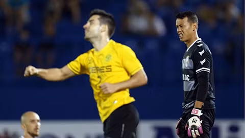 Tấn Trường mắc lỗi nặng trong trận thua của B.BD. Ảnh: Quốc An